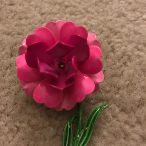 ⬇️ Vintage pink flower pin 🌸 - Picture 2 of 3
